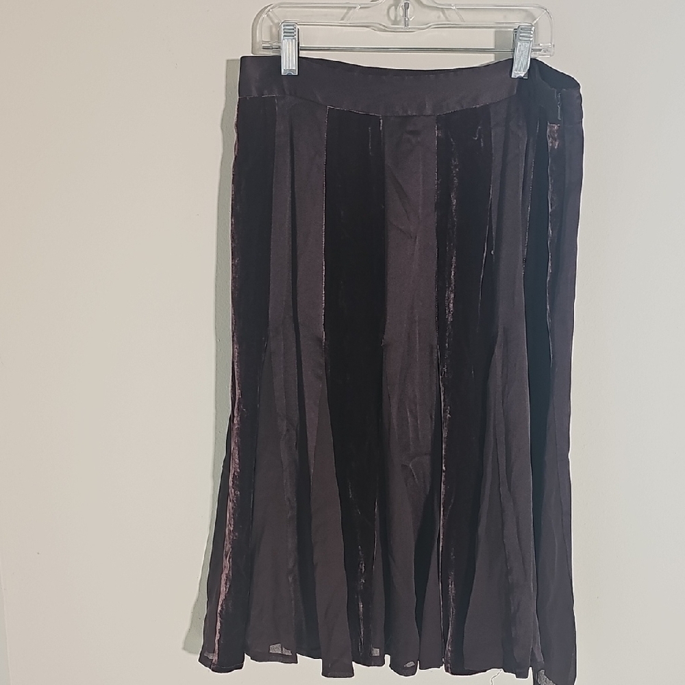 Elegant Velvet Skirt - Brown. Size 6 By DKNY. Sode Zipper.
